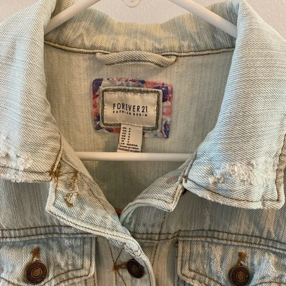 FOREVER 21 Sm Boho Distressed Light Wash Blue Cropped Denim Y2K‎ Festival Jacket